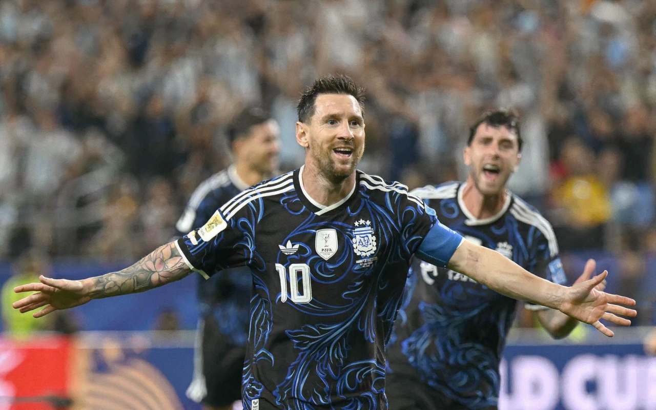 Messi scores as Argentina head into World Cup last 32 on a high