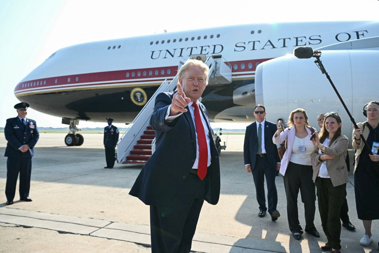 Qatarun hadiyaakuri aa Air Force One gai Raees Trump furathama faharah dhathurufulhu kuravvaifi