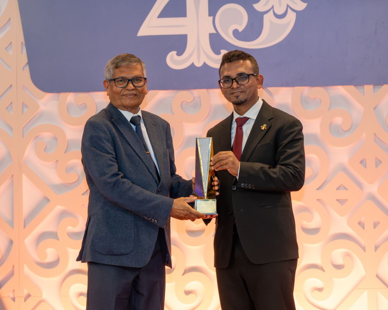 Maumoon himeneyhen MMA in maalee dhaairaage hidhumaiy theringe agu vazan koffi