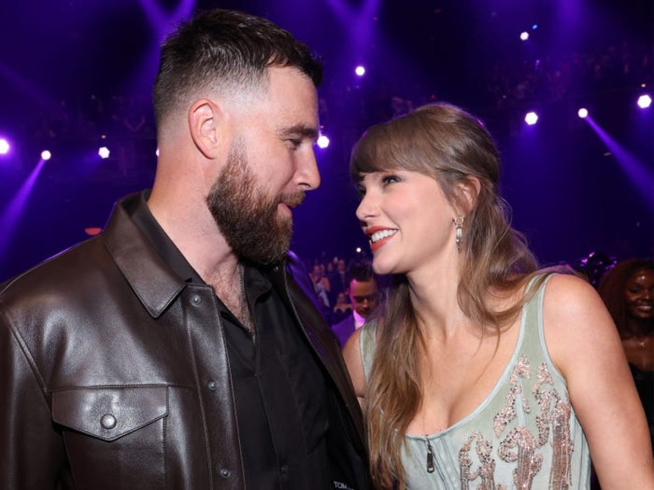 Taylor Swift adhi Travis Kelce Dolly Parton ge charity ah 2 million dollar hadhiyaakoffi