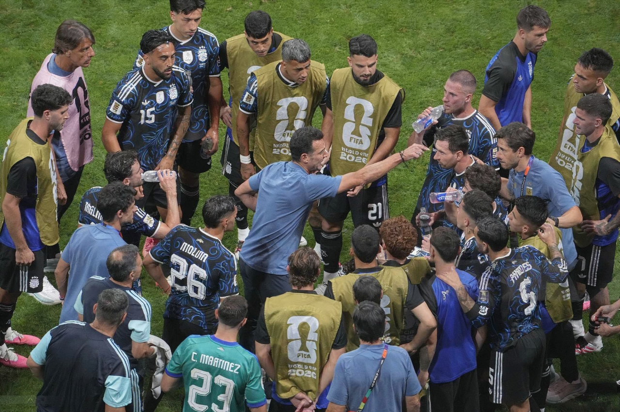 Hydration Break: Football ge oivaru badhalukollaa 3 minute 