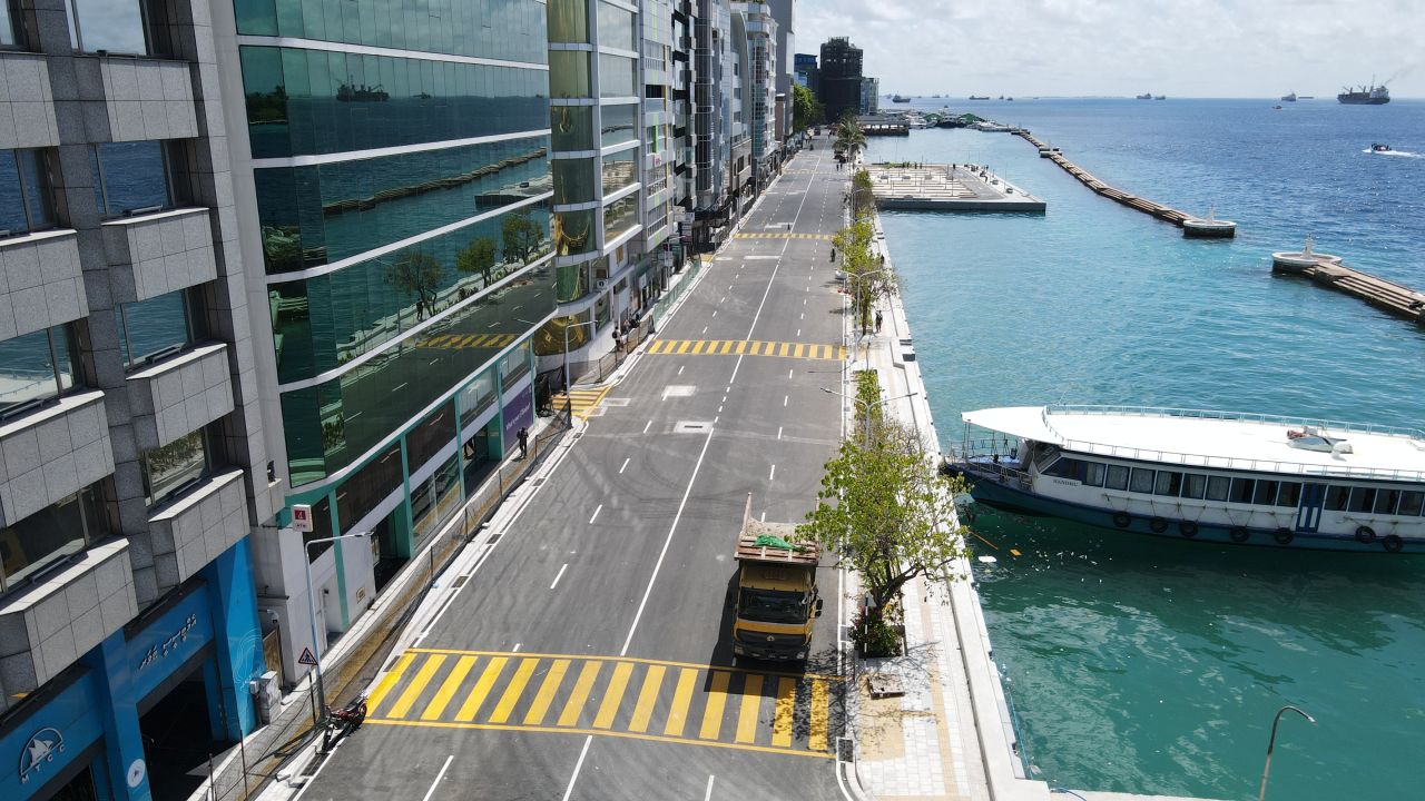 ވަން ފޮޓޯ: ބޮޑުތަކުރުފާނުމަގުގެ އުތުރު ފަރާތް ނިންމައި ދިވެހި ރުއް އިންދުން