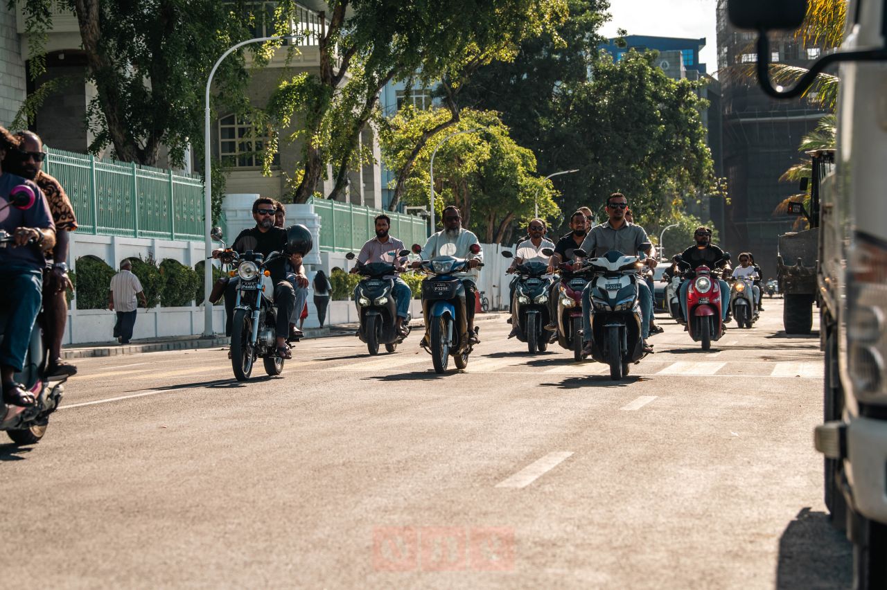 ވަން ފޮޓޯ: ބޮޑުތަކުރުފާނު މަގުގެ އަލަށް ތަރައްގީކުރި ބައި އާންމު ދަތުރުފަތުރުތަކަށް ހުޅުވާލުން