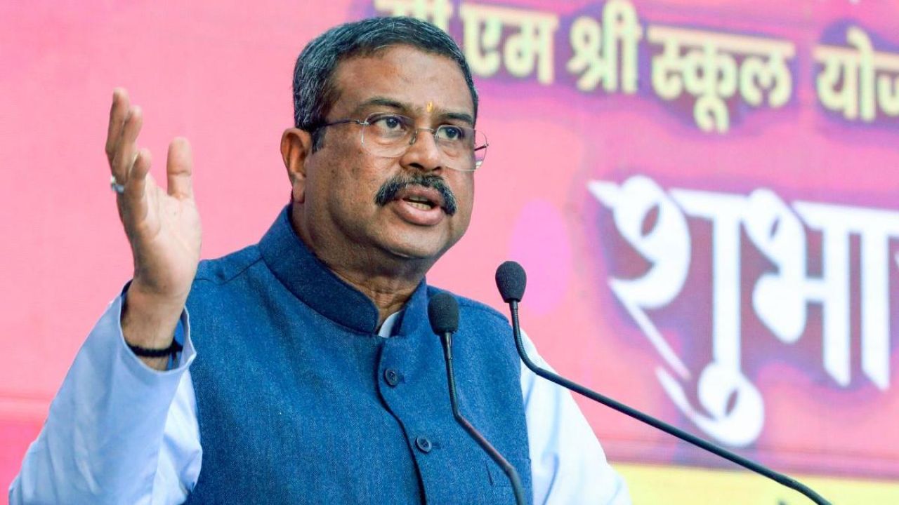 Muzaaharaa thakaa gulhigen India ge education minister isthiufaa dhevvaifi 