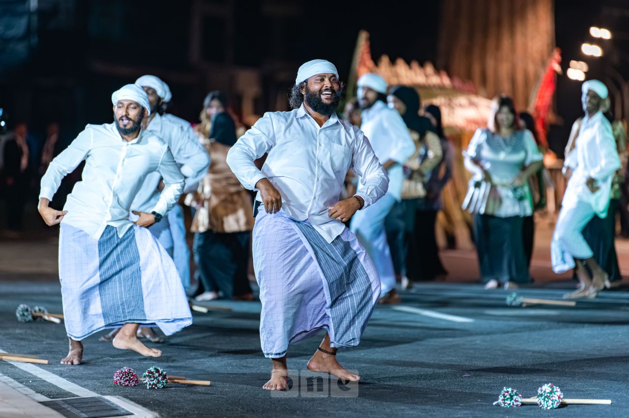 ވަން ފޮޓޯ: ރާއްޖޭގެ މިނިވަންކަމަށް 61 އަހަރު ފުރުމުގެ އުފާ ފާޅުކުރުމުގެ ގޮތުން، ބޭއްވި ހެވިކަމާއި ކުޅިވަރުގެ ހަރަކާތްތައް