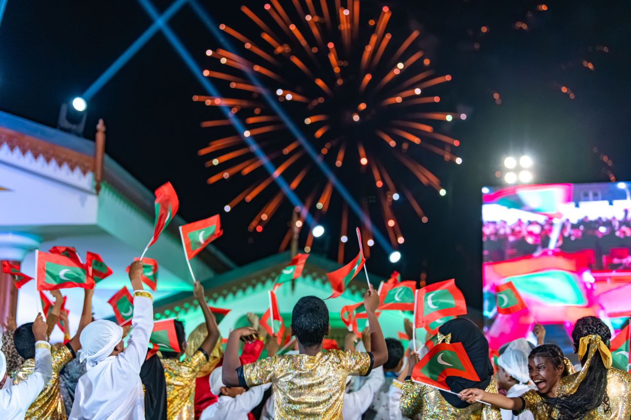 ވަން ފޮޓޯ: ރާއްޖޭގެ މިނިވަންކަމަށް 61 އަހަރު ފުރުމުގެ އުފާ ފާޅުކުރުމުގެ ގޮތުން، ބޭއްވި ހެވިކަމާއި ކުޅިވަރުގެ ހަރަކާތްތައް