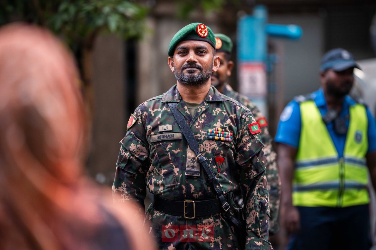 ވަން ފޮޓޯ: މިނިވަން ދުވަހާއި ގުޅުވައިގެން އެމްއެންޑީއެފް އަދި ކެޑޭޓް ކޯޕްސްއިން ހުޅުމާލޭގައި ކުރިޔަށް ގެންދިޔަ ޕެރޭޑްގެ ތެރެއިން