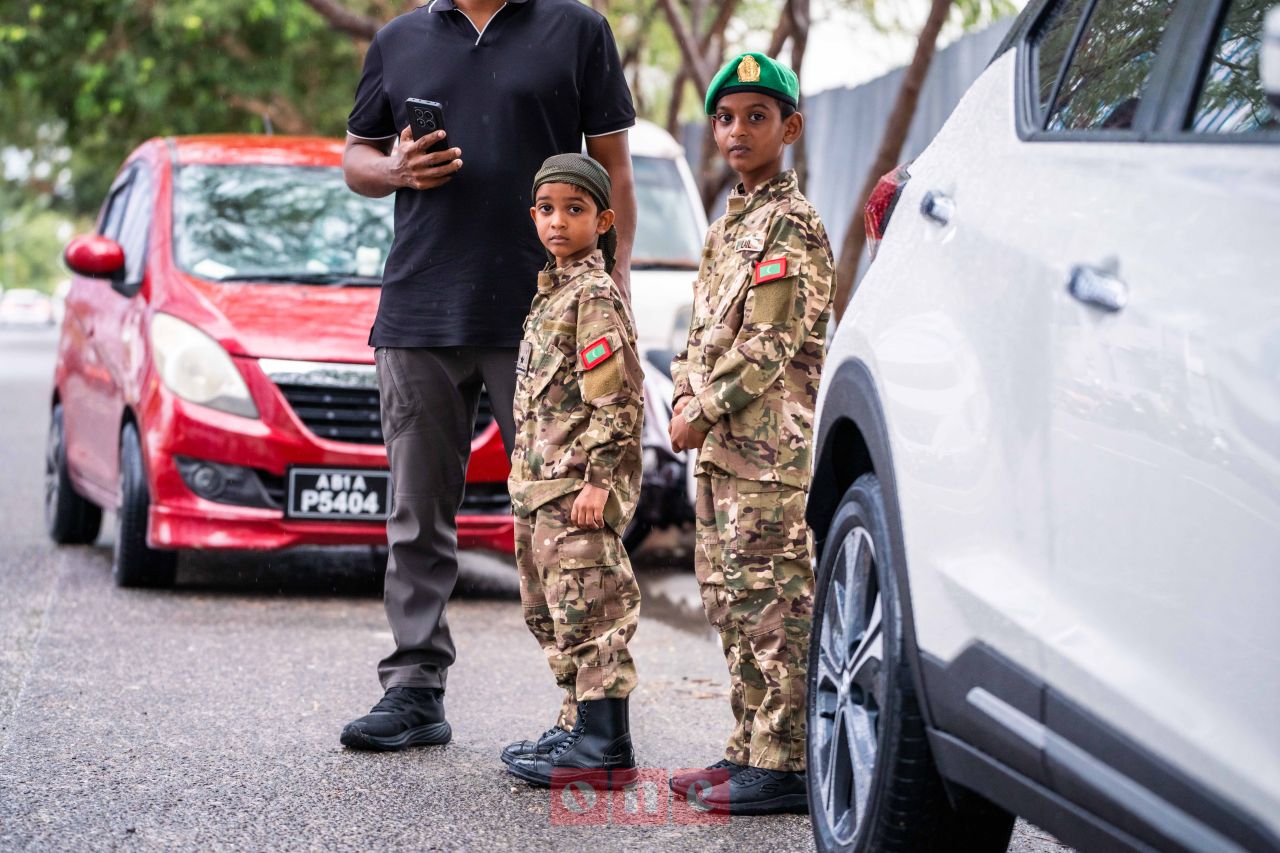 ވަން ފޮޓޯ: މިނިވަން ދުވަހާއި ގުޅުވައިގެން އެމްއެންޑީއެފް އަދި ކެޑޭޓް ކޯޕްސްއިން ހުޅުމާލޭގައި ކުރިޔަށް ގެންދިޔަ ޕެރޭޑްގެ ތެރެއިން