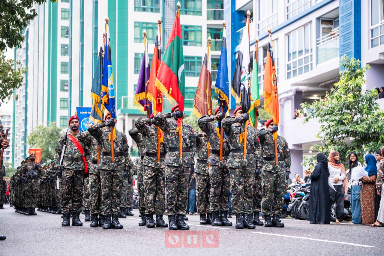 ވަން ފޮޓޯ: މިނިވަން ދުވަހާއި ގުޅުވައިގެން އެމްއެންޑީއެފް އަދި ކެޑޭޓް ކޯޕްސްއިން ހުޅުމާލޭގައި ކުރިޔަށް ގެންދިޔަ ޕެރޭޑްގެ ތެރެއިން
