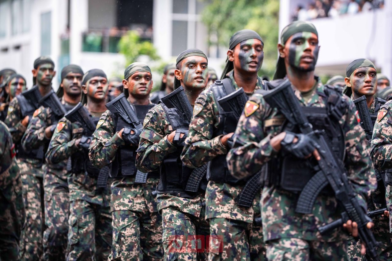 ވަން ފޮޓޯ: މިނިވަން ދުވަހާއި ގުޅުވައިގެން އެމްއެންޑީއެފް އަދި ކެޑޭޓް ކޯޕްސްއިން ހުޅުމާލޭގައި ކުރިޔަށް ގެންދިޔަ ޕެރޭޑްގެ ތެރެއިން