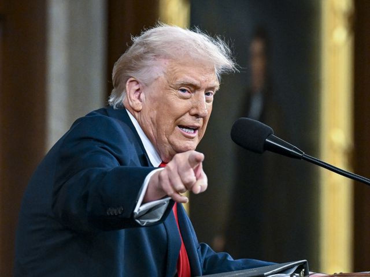Iran ah varugadha hamalaa thakeh dhee bali kohllaanan: Trump