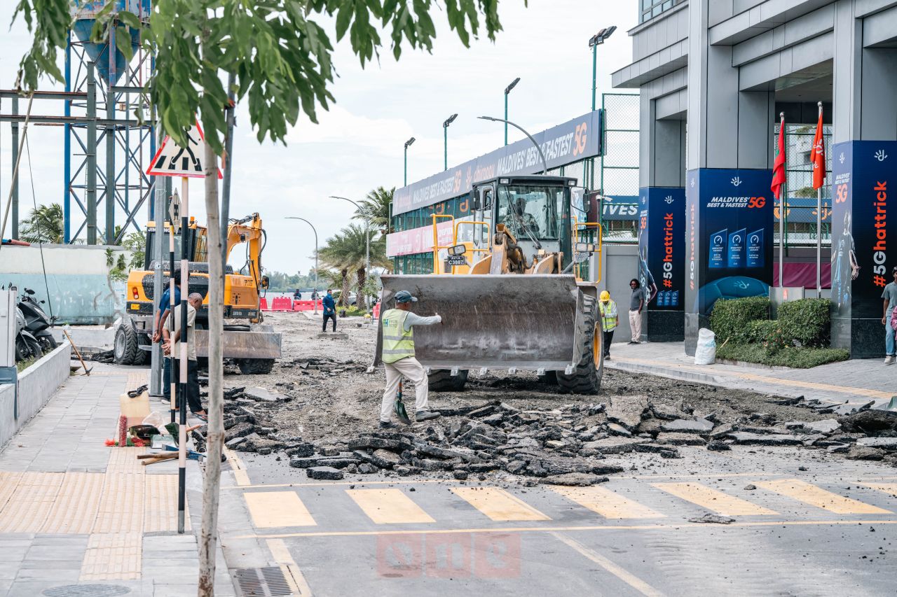ވަން ފޮޓޯ: އަމީނީމަގު މަރާމާތު ކުރުމުގެ މަސައްކަތް ކުރިއަށްދަނީ