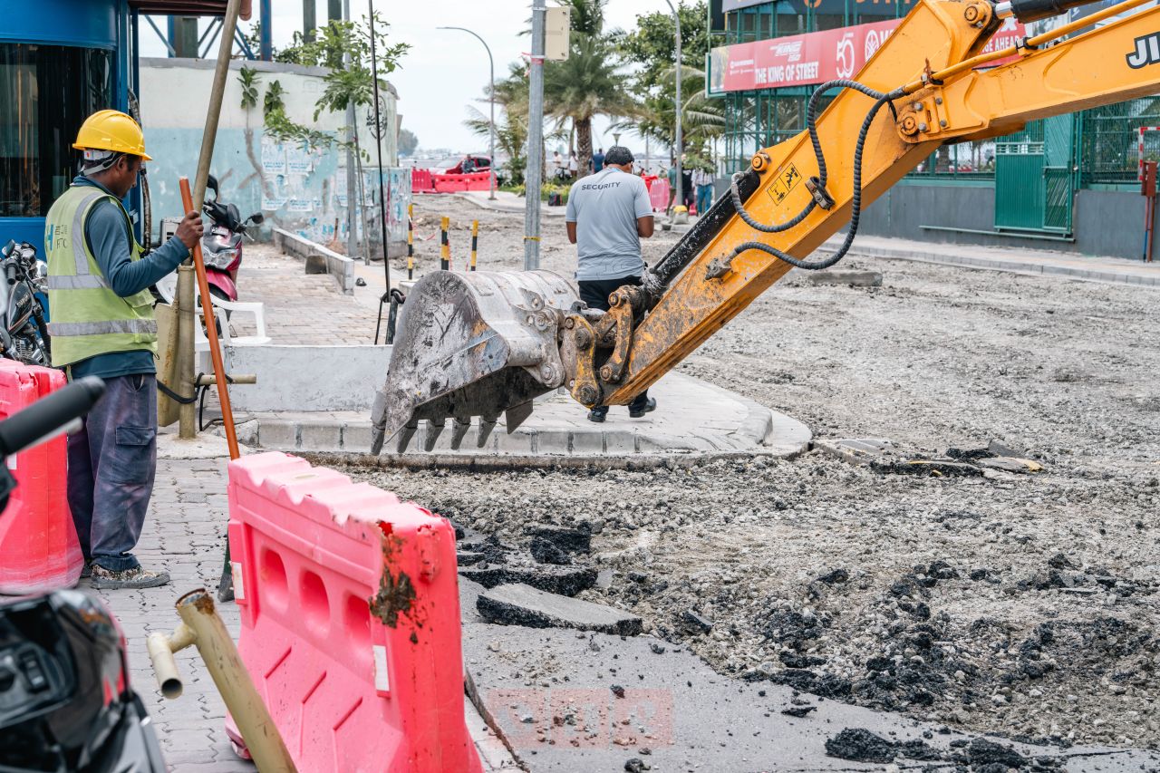 ވަން ފޮޓޯ: އަމީނީމަގު މަރާމާތު ކުރުމުގެ މަސައްކަތް ކުރިއަށްދަނީ