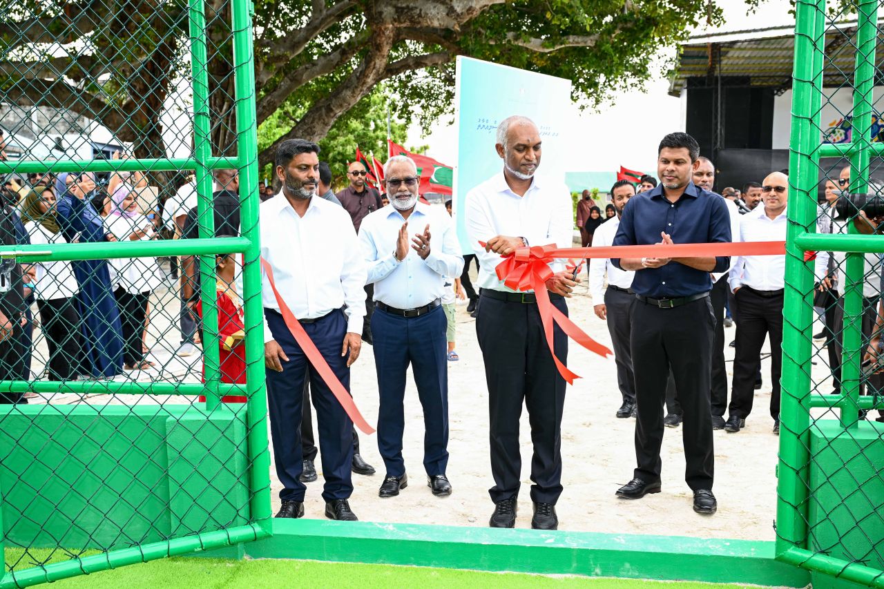 ފޮޓޯ: އއ. އުކުޅަހުގައި ތަރައްގީކުރި ވޮލީ ކޯޓު ހުޅުވުން 