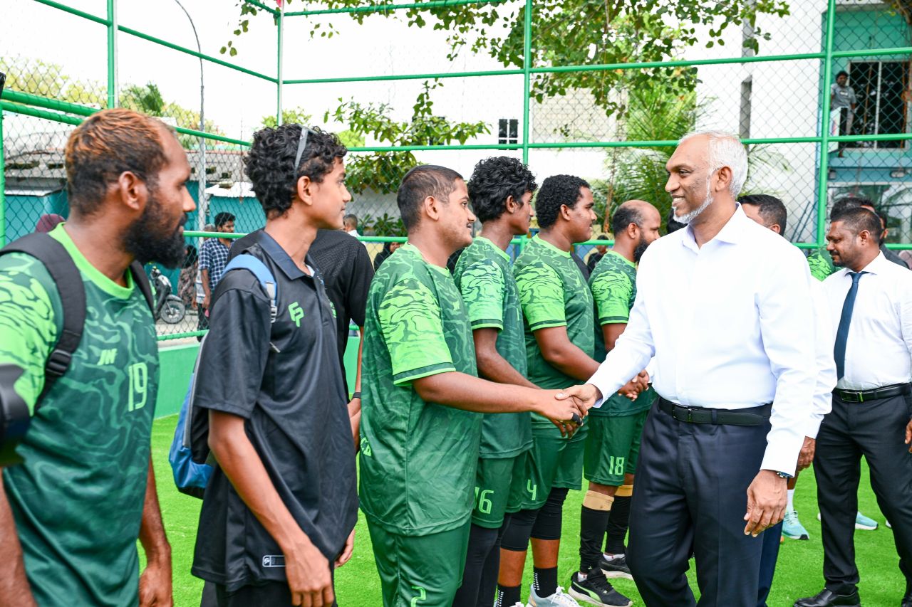 ފޮޓޯ: އއ. އުކުޅަހުގައި ތަރައްގީކުރި ވޮލީ ކޯޓު ހުޅުވުން 