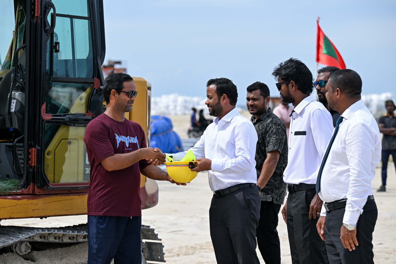 ފޮޓޯ: އއ. އުކުޅަހުގެ ހައުސިން މަޝްރޫއު އަދި ސްޕޯޓްސް ކޮމްޕްލެކްސްގެ މަސައްކަތް ފެެށުން