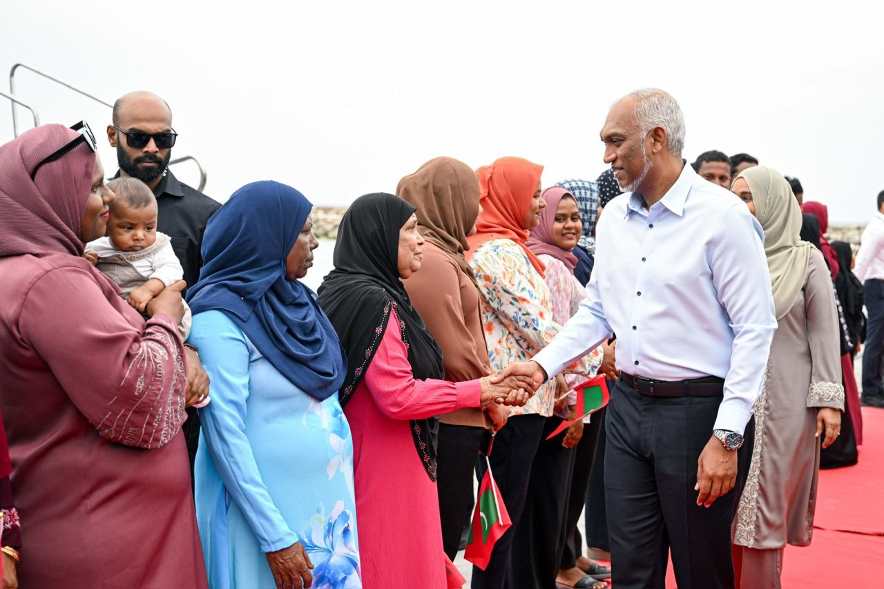 President and First Lady arrive in Ukulhas