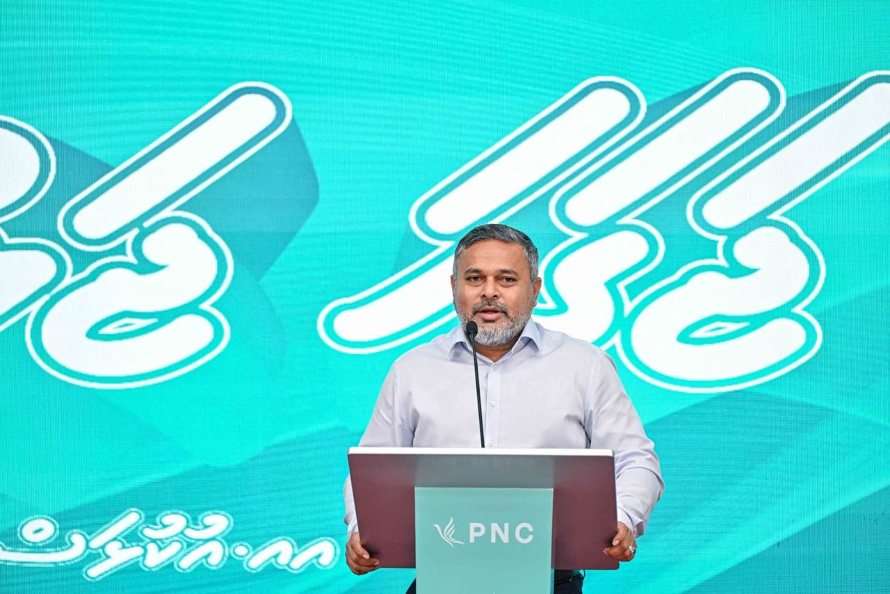 Dollar ge aguge vaahaka dhekkumakee joke eh, faisaa chaapu kuran huhdha dhinee Nasheed: Shiyam 