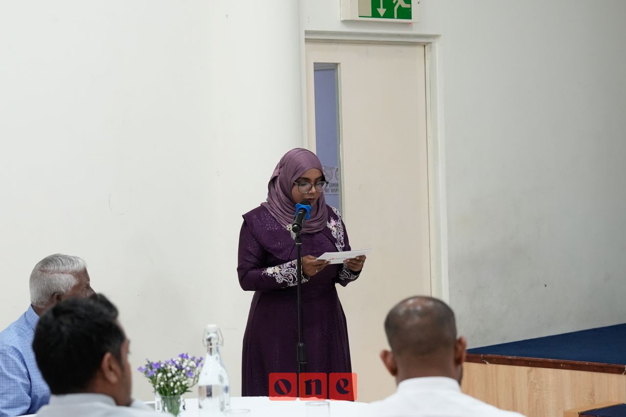 ވަން ފޮޓޯ: ކަސްޓަމްސްގެ 