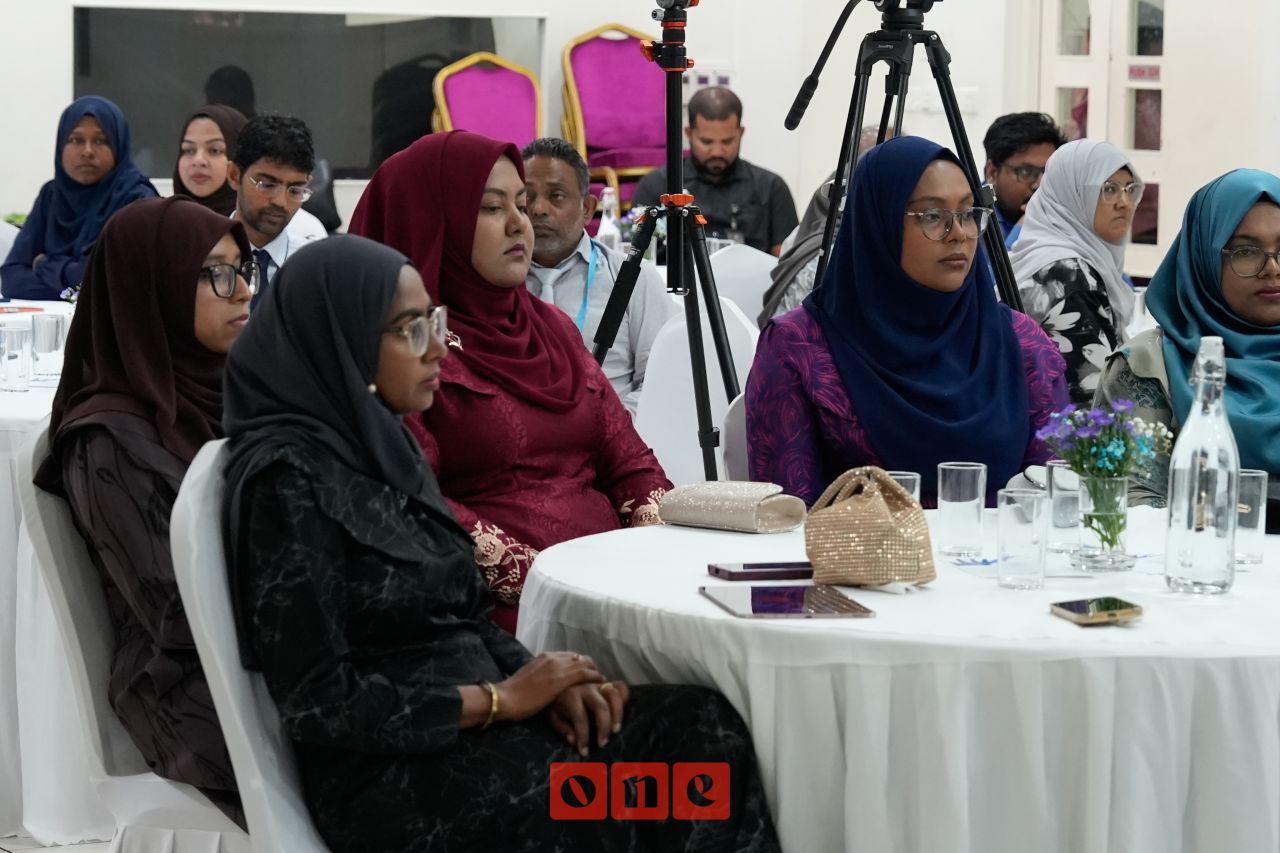 ވަން ފޮޓޯ: ކަސްޓަމްސްގެ 