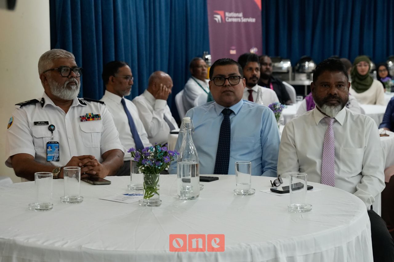 ވަން ފޮޓޯ: ކަސްޓަމްސްގެ 