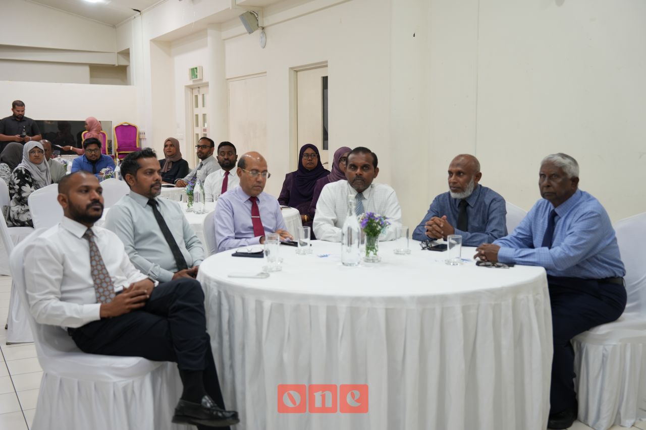 ވަން ފޮޓޯ: ކަސްޓަމްސްގެ 
