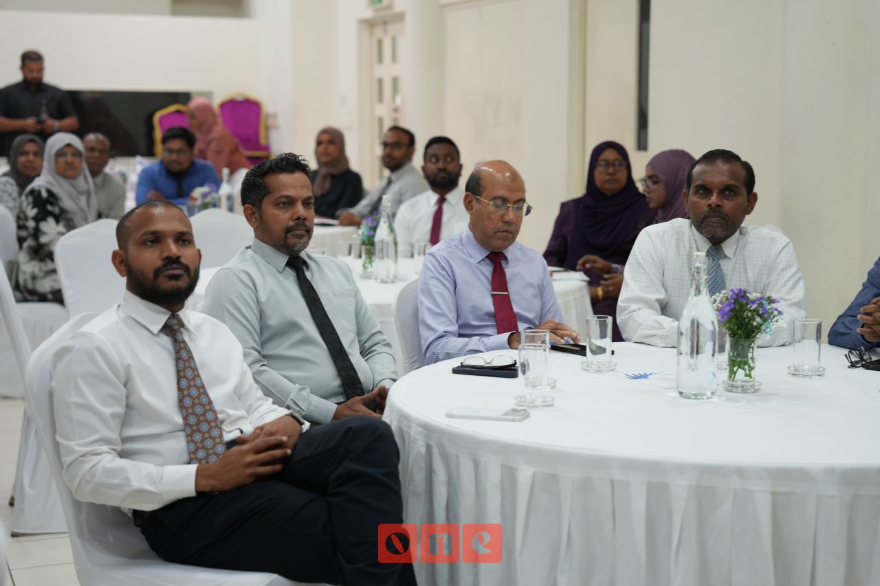 ވަން ފޮޓޯ: ކަސްޓަމްސްގެ 