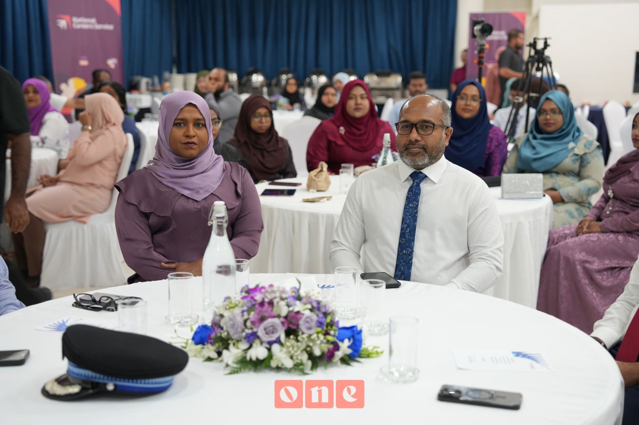 ވަން ފޮޓޯ: ކަސްޓަމްސްގެ 