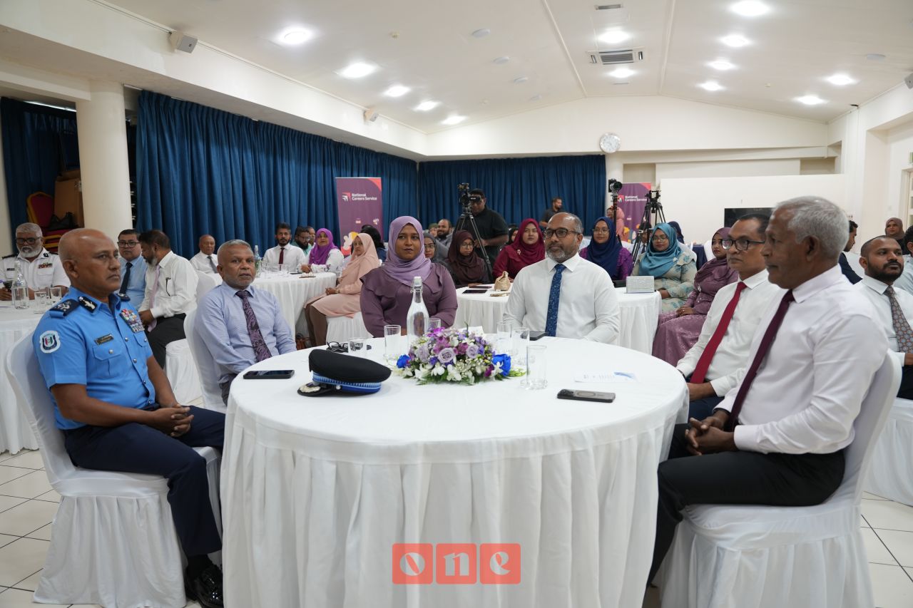 ވަން ފޮޓޯ: ކަސްޓަމްސްގެ 