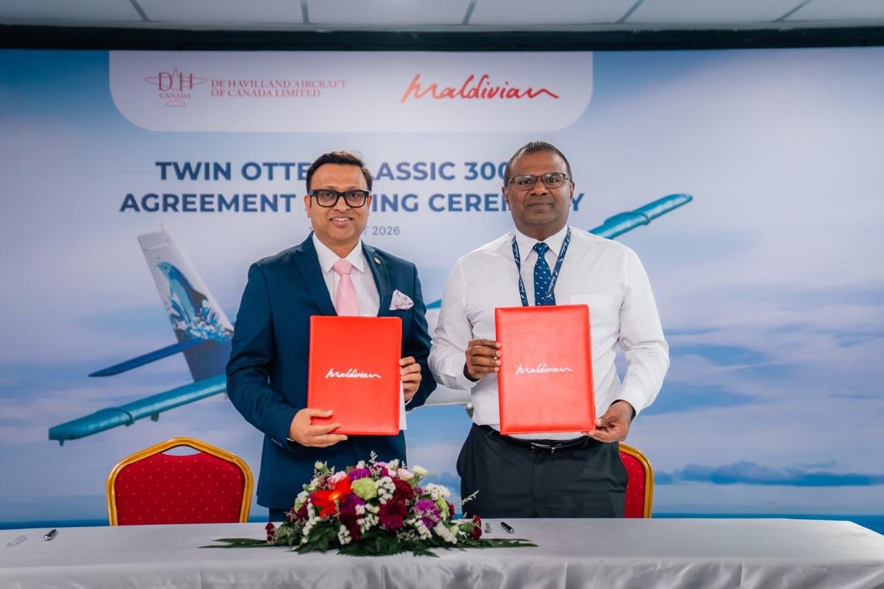 Maldivian in Twin otter ge dhe boat gahnanee