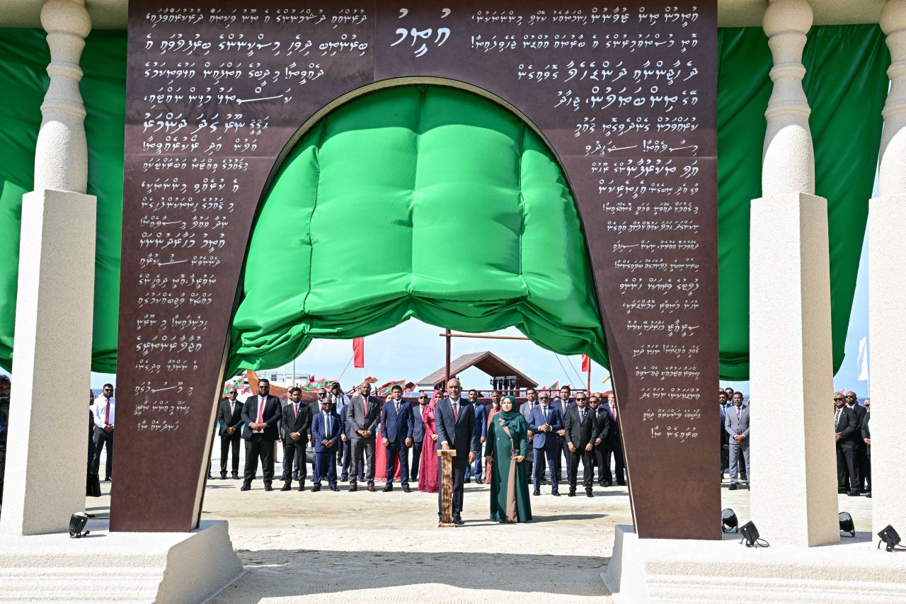 Gaumee dhuvas bunedhenee kaabafain abadhu ves thibee gaumee falheegaikan: Raees
