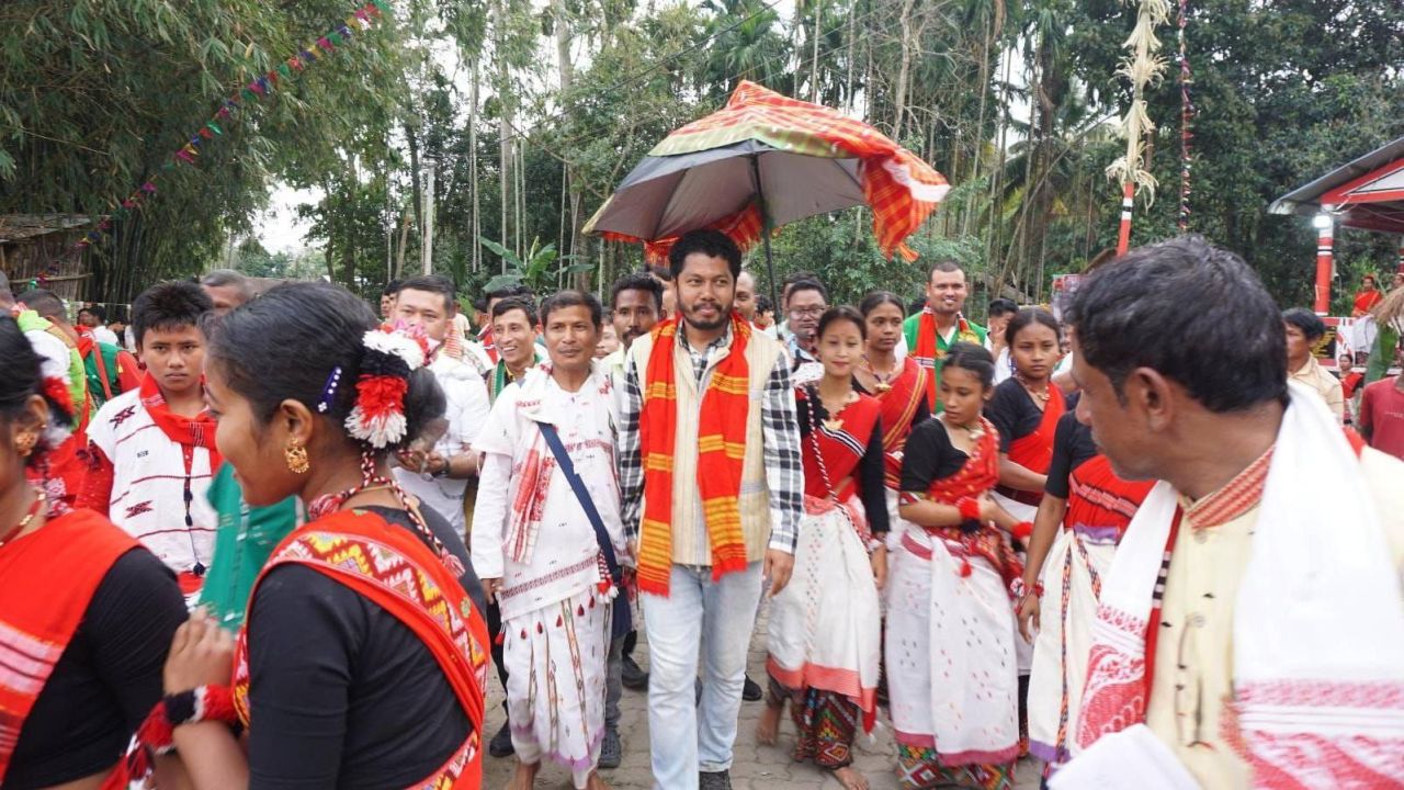 Luxury hotalehge mashroo aa dhekolhah muzaaharaakuri India ge activist aku hayyaru koffi