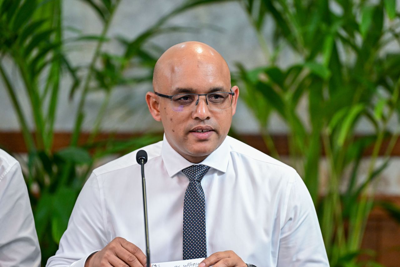 Mi sarukaarun 1.3 billion dollar ge loan dhakkaifin. mi muhdhathugai kuree 2 sarukaarun dhekkee 619 million: Zareer