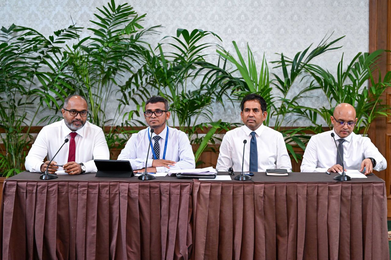 Dollar in aamdhanee libey faraaithakun e dollar heydhakuraa goii monitor kuranee 