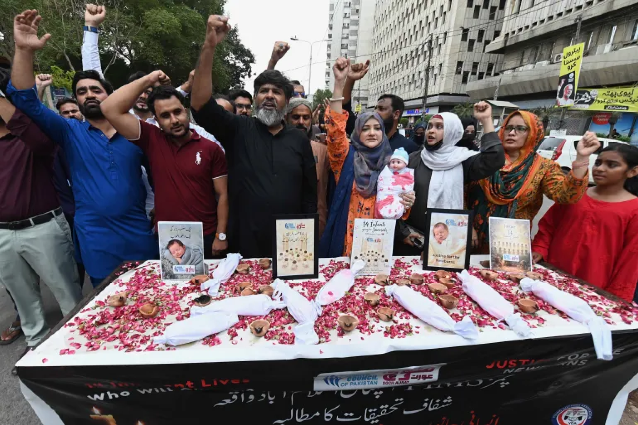 Pakistan ge hospital gai roave 14 kujjaku maruvi massalaigai 8 official aku suspend koffi