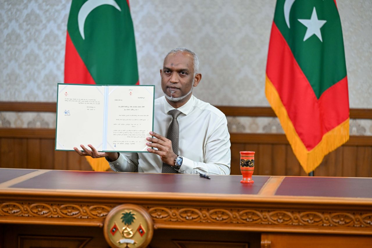 President ratifies bill making black market dollar trading an offense
