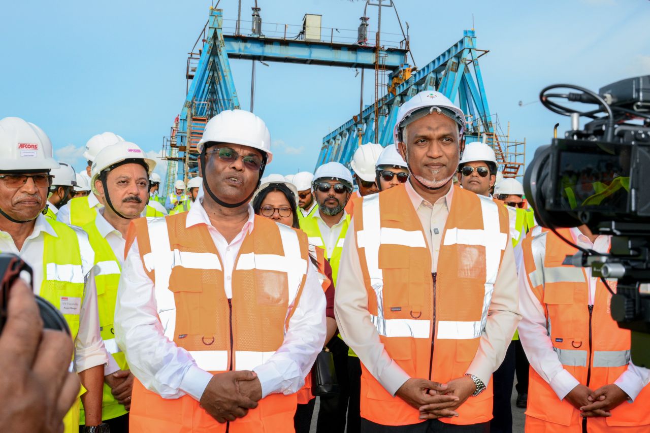 ފޮޓޯ: ތިލަމާލެ ބުރިޖުގެ މަސައްކަތް ބައްލަވައިލެއްވުމަށް ރައީސް ބުރިޖުމަތިން ފައިމަގުގައި ވިލިމާލެއަށް ވަޑައިގަތުން 