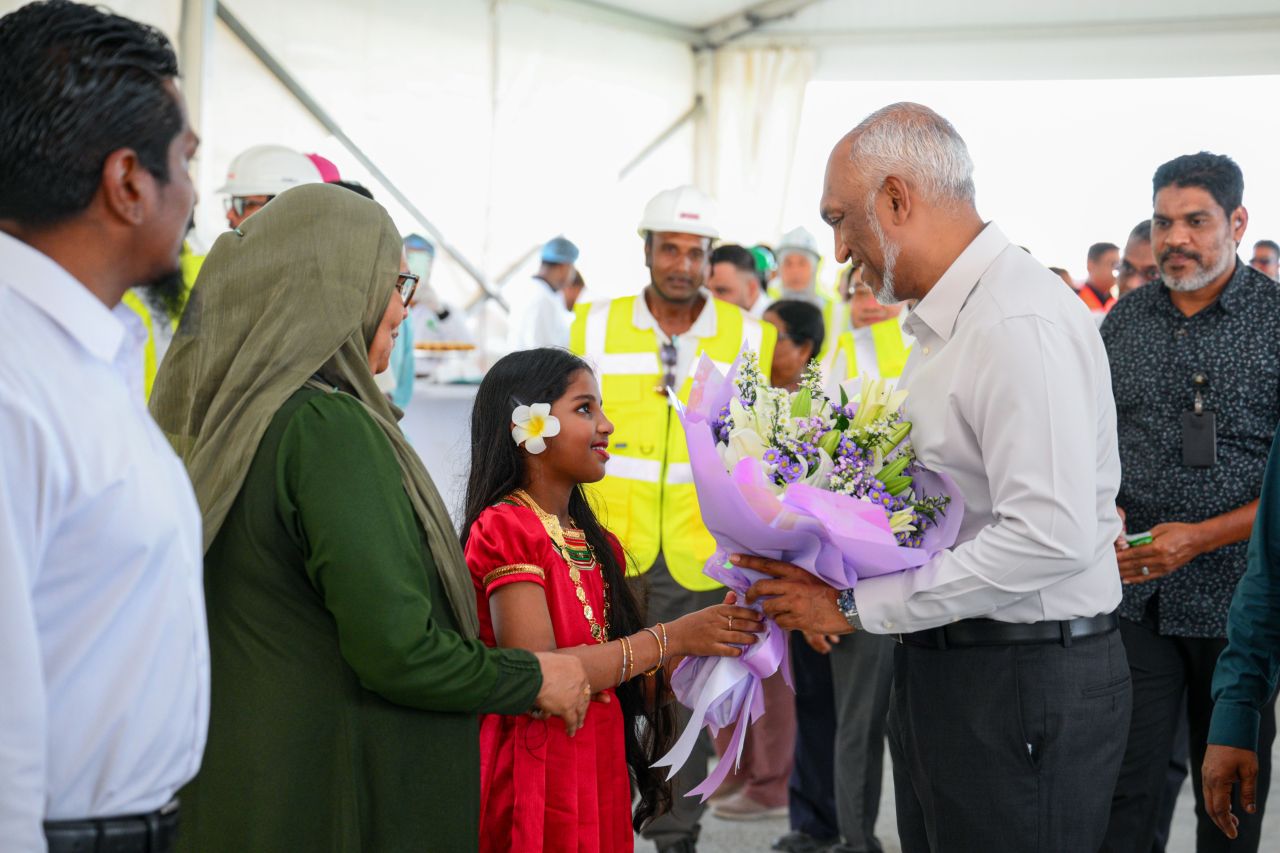 ފޮޓޯ: ތިލަމާލެ ބުރިޖުގެ މަސައްކަތް ބައްލަވައިލެއްވުމަށް ރައީސް ބުރިޖުމަތިން ފައިމަގުގައި ވިލިމާލެއަށް ވަޑައިގަތުން 