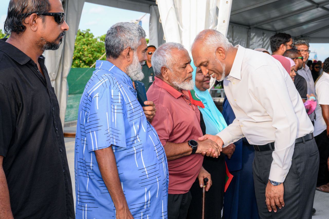 ފޮޓޯ: ތިލަމާލެ ބުރިޖުގެ މަސައްކަތް ބައްލަވައިލެއްވުމަށް ރައީސް ބުރިޖުމަތިން ފައިމަގުގައި ވިލިމާލެއަށް ވަޑައިގަތުން 