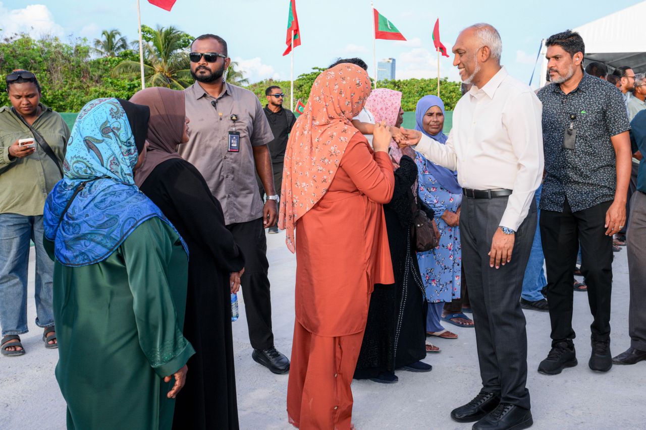 ފޮޓޯ: ތިލަމާލެ ބުރިޖުގެ މަސައްކަތް ބައްލަވައިލެއްވުމަށް ރައީސް ބުރިޖުމަތިން ފައިމަގުގައި ވިލިމާލެއަށް ވަޑައިގަތުން 