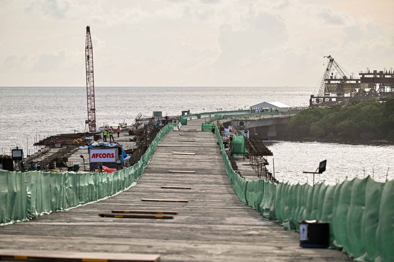 ފޮޓޯ: ތިލަމާލެ ބުރިޖުގެ މަސައްކަތް ބައްލަވައިލެއްވުމަށް ރައީސް ބުރިޖުމަތިން ފައިމަގުގައި ވިލިމާލެއަށް ވަޑައިގަތުން 
