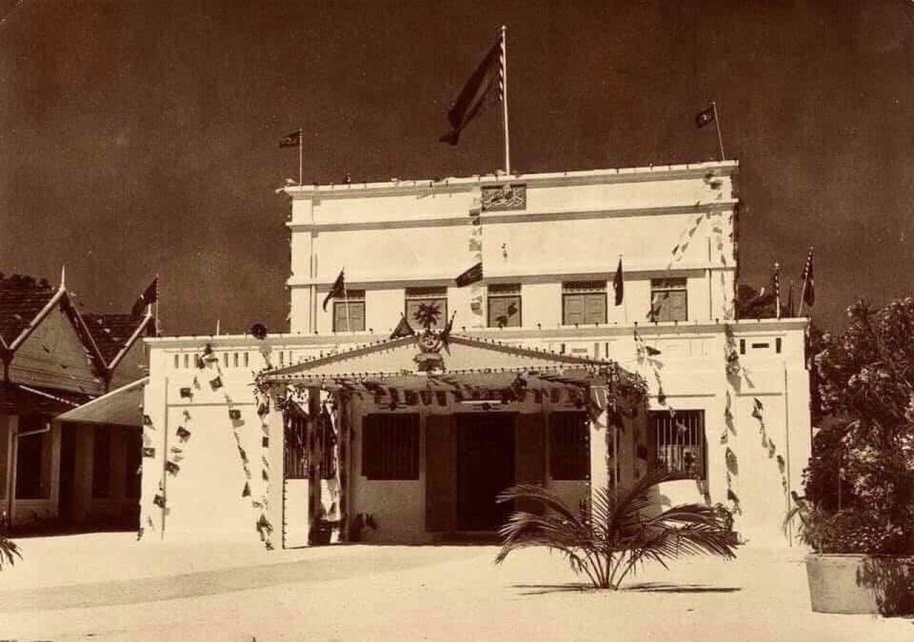 History: Gaumee University ah baigarunu vehjjetha?