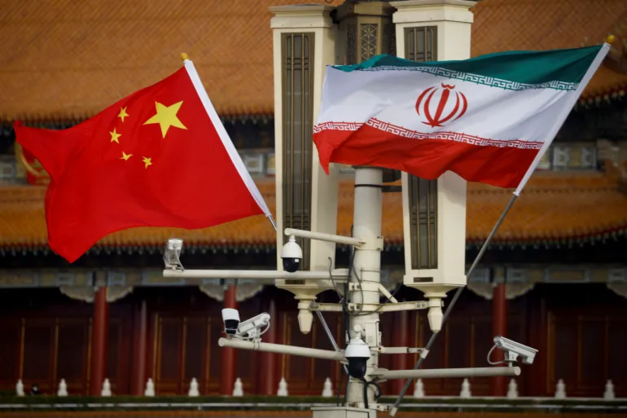 America ge fiyavakhuthakaa dhekolhu, Iran aa eku gulhun dhamhahttaane: China