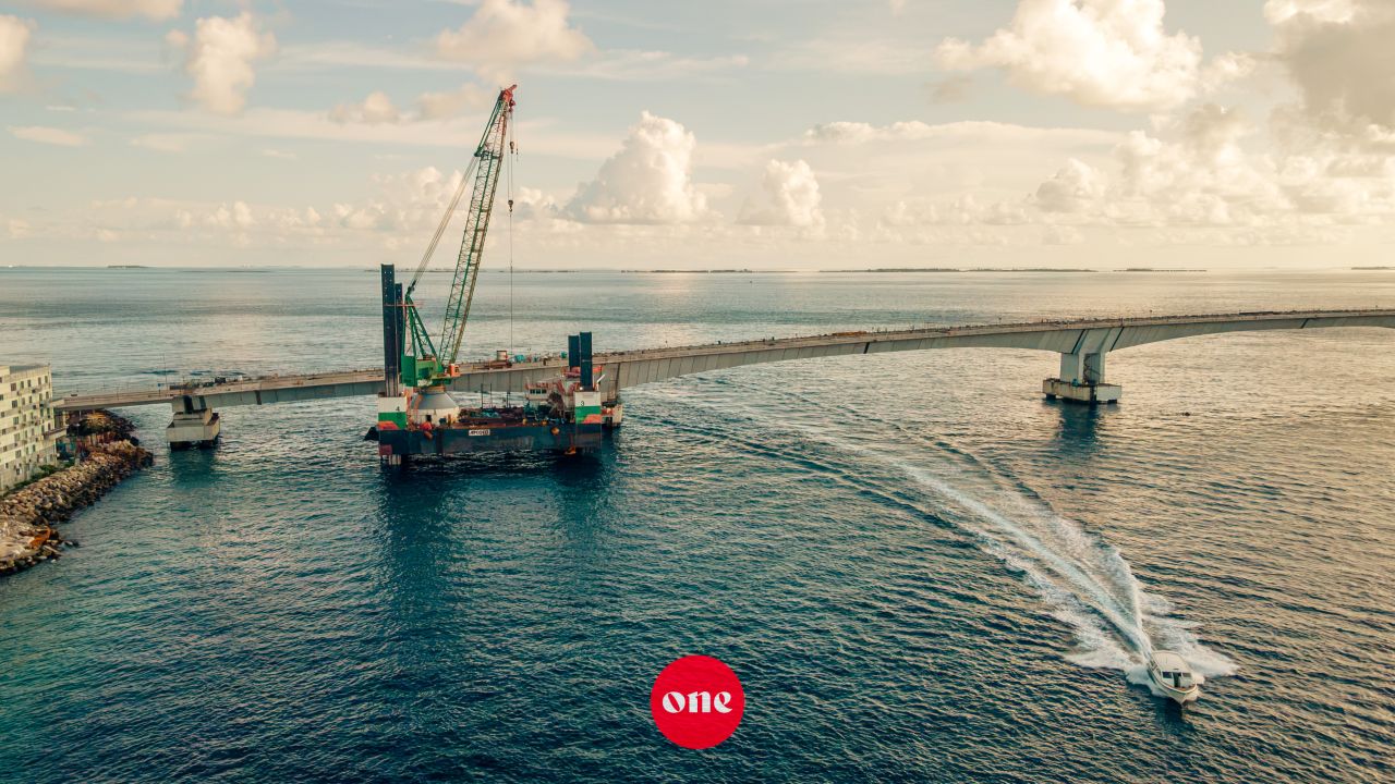 ވަން ފޮޓޯ: ތިލަމާލެ ބުރިޖު މަޝްރޫއުގެ ދަށުން މާލެ އާއި ވިލިމާލެ ގުޅުވާލައި ފިނިޝިން މަސައްކަތްތައް ކުރިއަށްދަނީ