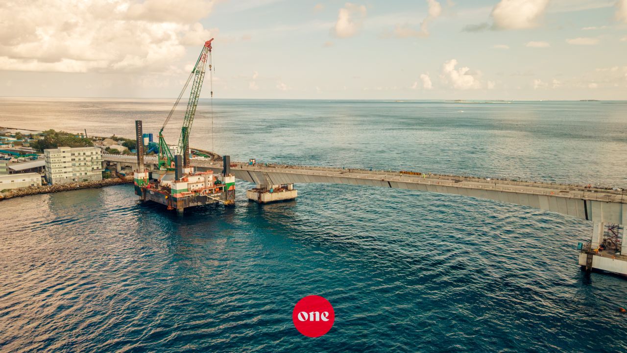 ވަން ފޮޓޯ: ތިލަމާލެ ބުރިޖު މަޝްރޫއުގެ ދަށުން މާލެ އާއި ވިލިމާލެ ގުޅުވާލައި ފިނިޝިން މަސައްކަތްތައް ކުރިއަށްދަނީ