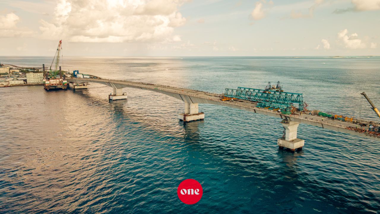 ވަން ފޮޓޯ: ތިލަމާލެ ބުރިޖު މަޝްރޫއުގެ ދަށުން މާލެ އާއި ވިލިމާލެ ގުޅުވާލައި ފިނިޝިން މަސައްކަތްތައް ކުރިއަށްދަނީ