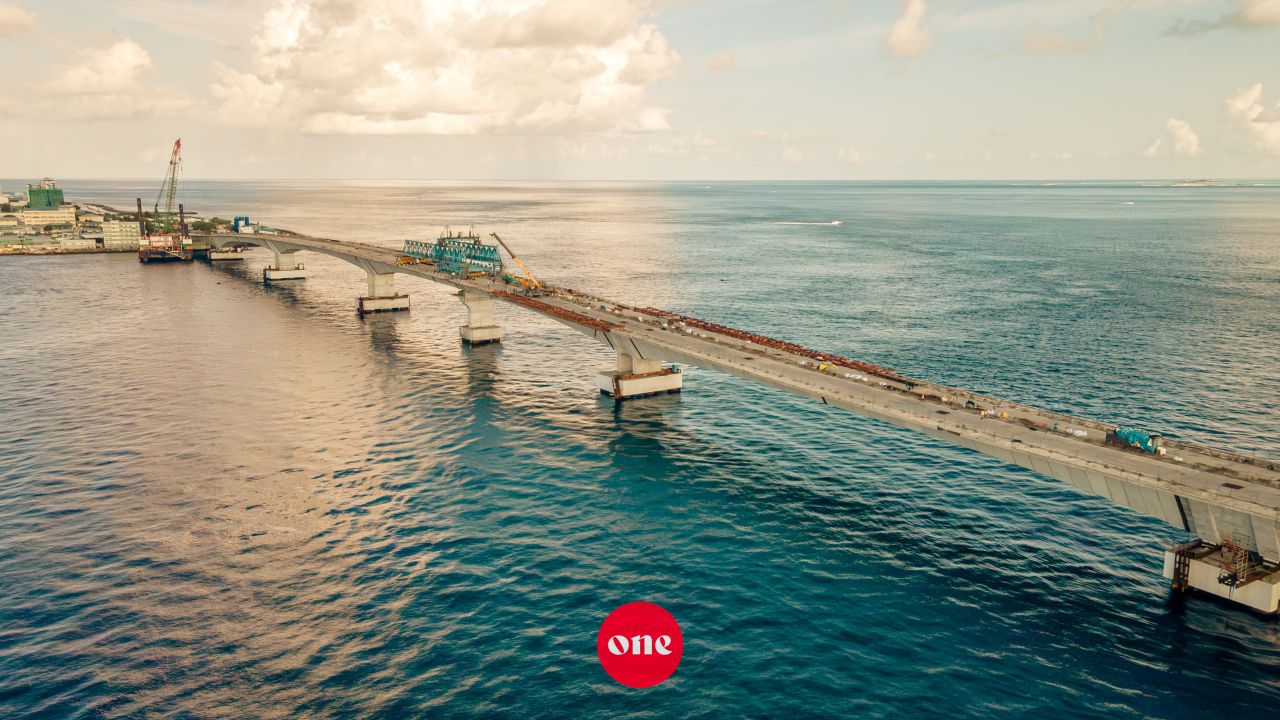 ވަން ފޮޓޯ: ތިލަމާލެ ބުރިޖު މަޝްރޫއުގެ ދަށުން މާލެ އާއި ވިލިމާލެ ގުޅުވާލައި ފިނިޝިން މަސައްކަތްތައް ކުރިއަށްދަނީ