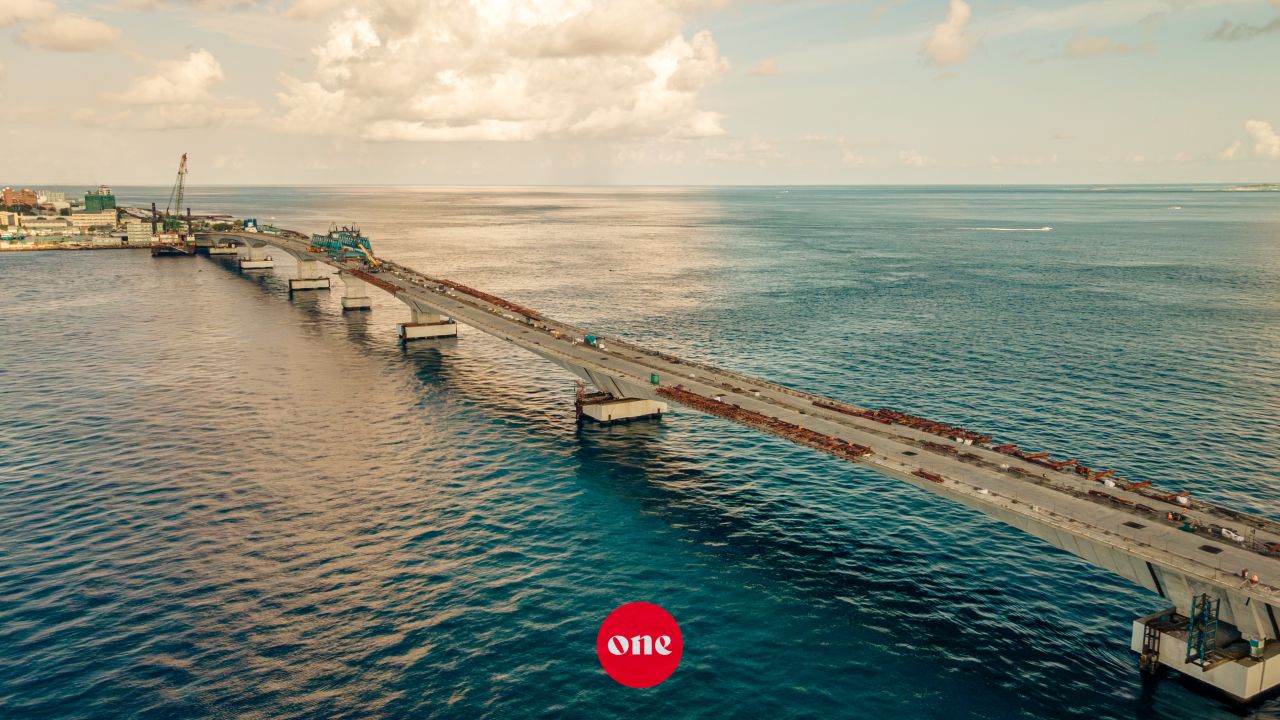 ވަން ފޮޓޯ: ތިލަމާލެ ބުރިޖު މަޝްރޫއުގެ ދަށުން މާލެ އާއި ވިލިމާލެ ގުޅުވާލައި ފިނިޝިން މަސައްކަތްތައް ކުރިއަށްދަނީ