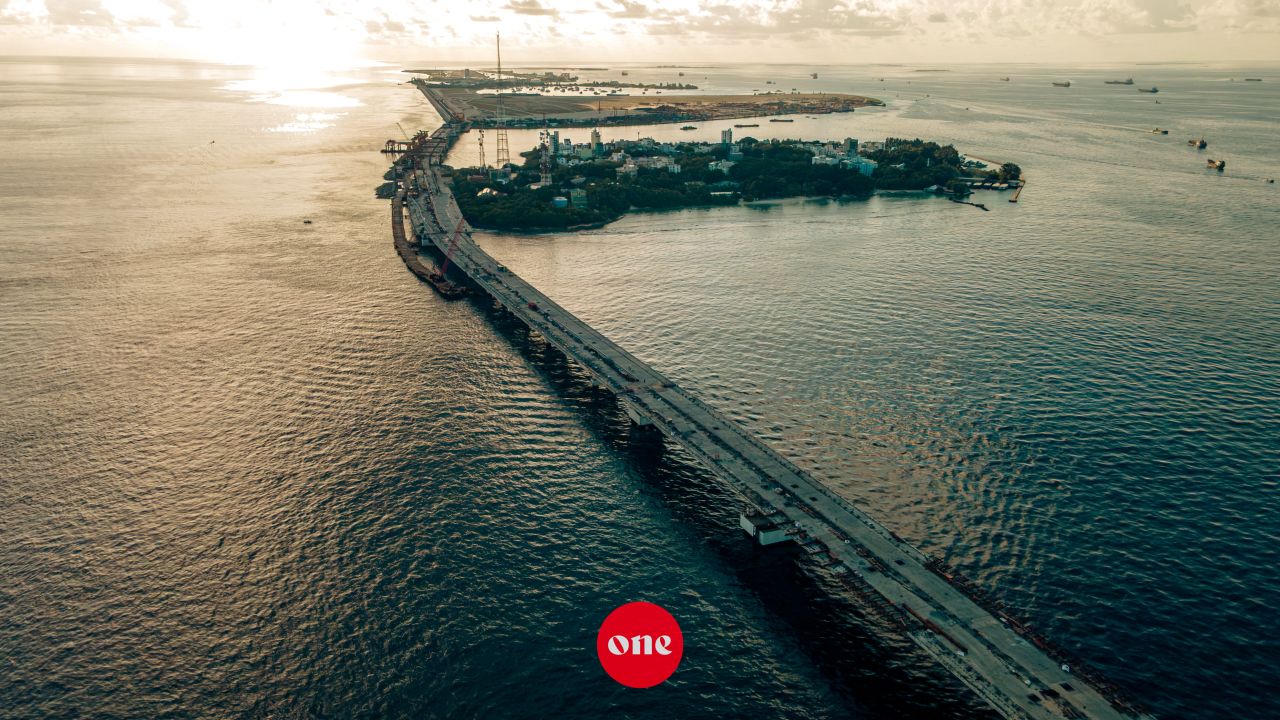 ވަން ފޮޓޯ: ތިލަމާލެ ބުރިޖު މަޝްރޫއުގެ ދަށުން މާލެ އާއި ވިލިމާލެ ގުޅުވާލައި ފިނިޝިން މަސައްކަތްތައް ކުރިއަށްދަނީ