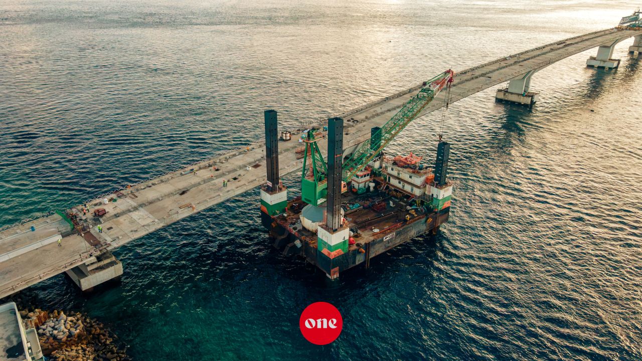 ވަން ފޮޓޯ: ތިލަމާލެ ބުރިޖު މަޝްރޫއުގެ ދަށުން މާލެ އާއި ވިލިމާލެ ގުޅުވާލައި ފިނިޝިން މަސައްކަތްތައް ކުރިއަށްދަނީ
